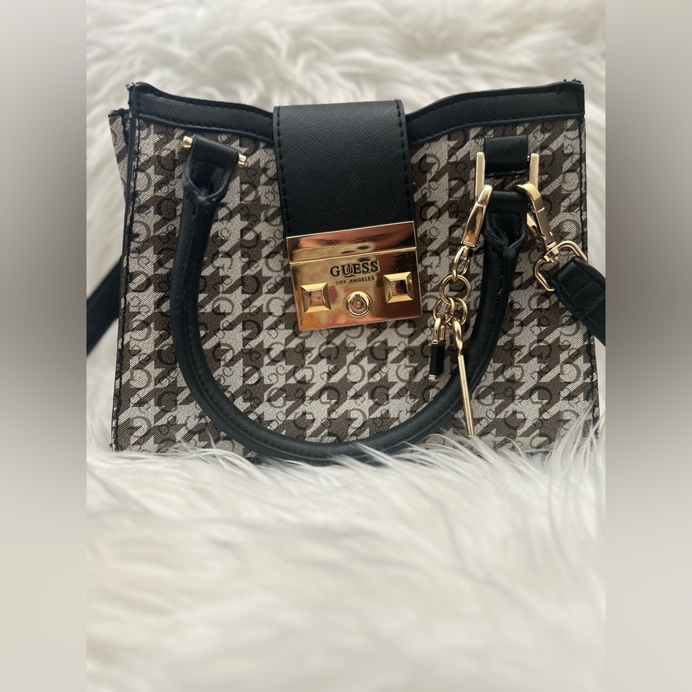 Médium bag, brand Guess.